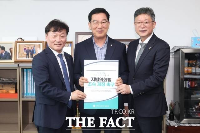 안신일 세종시의회 의장(오른쪽)이 25일 남종섭 경기도의회 의장, 신정훈 국회의원(왼쪽부터)등을 만나 지방의회법 제정을 위해 협력을 요청하고 있다. /세종시의회
