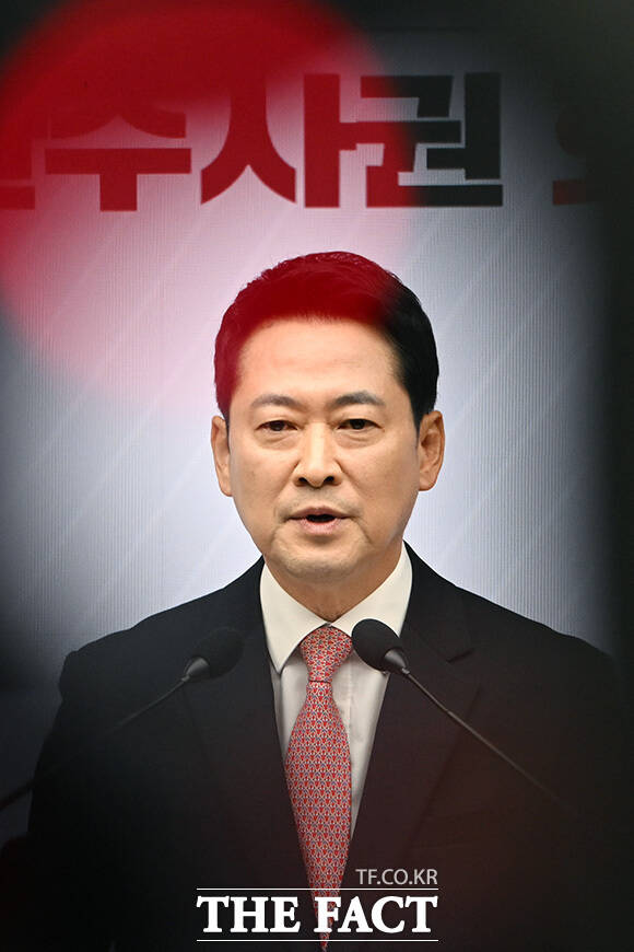 취임 1주년 기자회견 열고 발언하는 장동혁 대표.