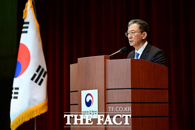 정성호 장관이 이임식을 마친 후 진행된 기념촬영에서