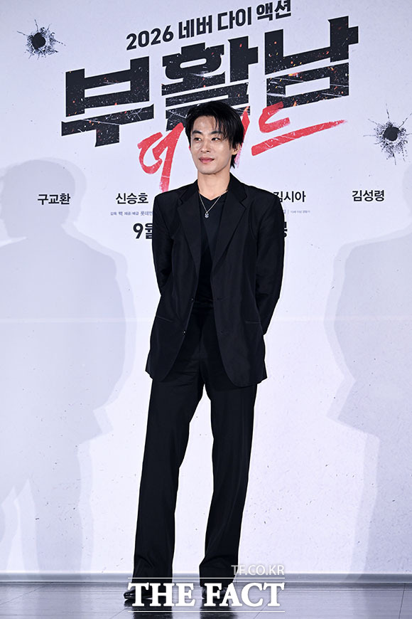 배우 구교환이 26일 오전 서울 광진구 롯데시네마 건대입구에서 열린 영화 ‘부활남: 더 레드’ 제작보고회에 참석해 포즈를 취하고 있다. /서예원 기자