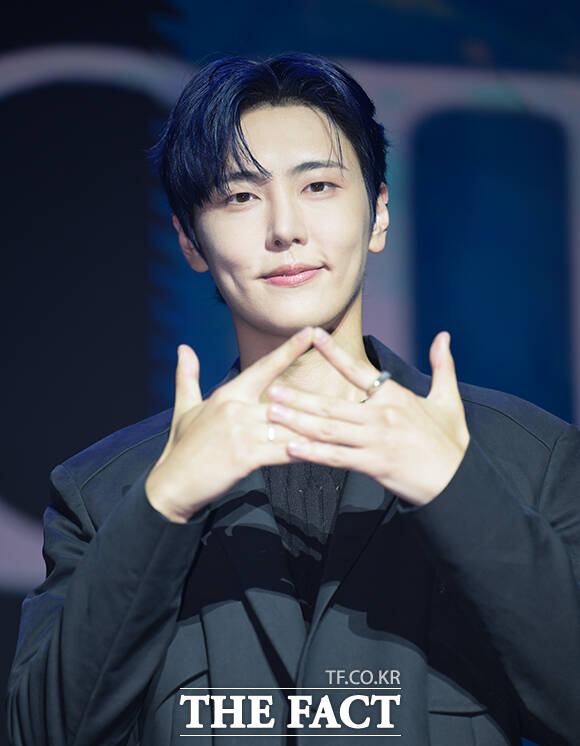 그룹 SF9 인성과 휘영, 영빈, 찬희, 다원, 재윤(왼쪽부터)이 26일 오후 서울 마포구 큐브컨벤션센터에서 열린 정규 2집 발매 쇼케이스에 참석해 포즈를 취하고 있다. /박헌우 기자