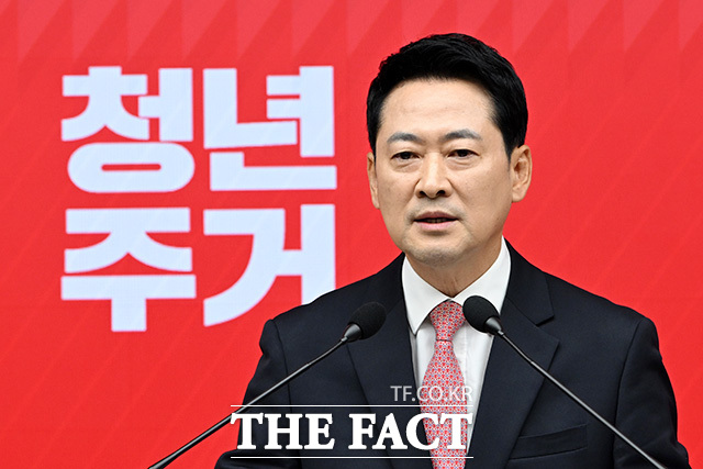 취임 1주년 기자회견 열고 발언하는 장동혁 대표.