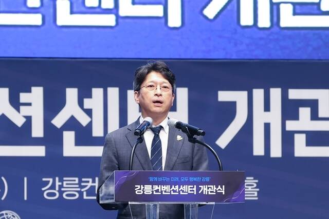 홍지선 국토부 제2차관이 26일 강릉시를 찾아 2026 강릉 ITS 세계총회 준비상황을 점검하고 강릉 컨벤션센터 개관식에 참석했다. /국토교통부
