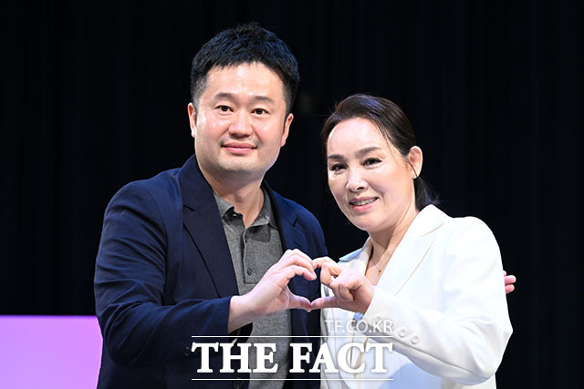 최민선 좋은콘서트 대표 프로듀서와 가수 양수경(오른쪽).