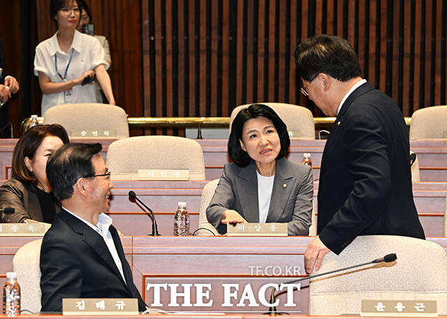 이진숙 국민의힘 의원이 26일 오후 서울 여의도 국회에서 열린 의원총회에 참석하고 있다. /국회=배정한 기자