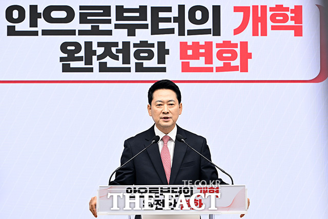 취임 1주년 기자회견 열고 발언하는 장동혁 대표.