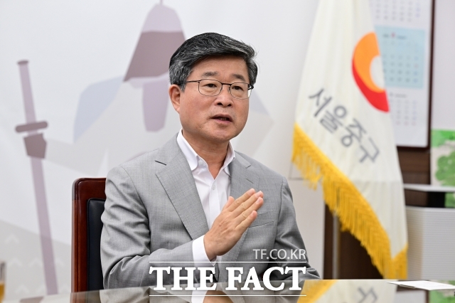 김길성 서울 중구청장이 24일 오후 서울 중구청 집무실에서 더팩트와 인터뷰를 하고 있다. /남윤호 기자