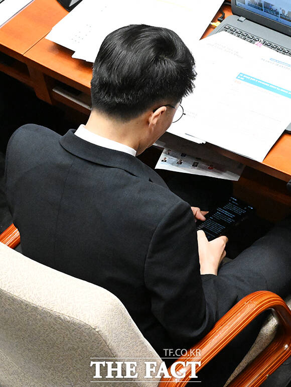 예산결산특별위원회 전체회의가 26일 오전 서울 여의도 국회에서 열린 가운데 한 의원이 AI를 활용해 정보를 검색하고 있다. /국회=배정한 기자