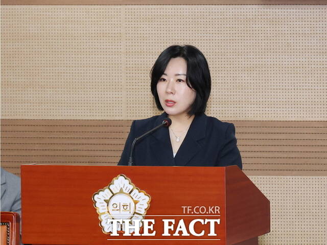 김은아 의원이 '아산시 탄소중립을 위한 특별위원회 구성결의안' 제안 이유를 설명하고 있다. /아산시의회