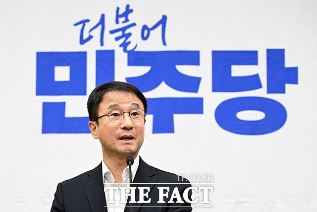 '이진숙 제명, 국민의힘 동참하라' 손피켓 들어보이는 민주당.