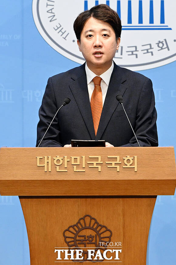 당대표 사퇴 관련 기자회견 열고 입장 밝히는 이준석 대표.