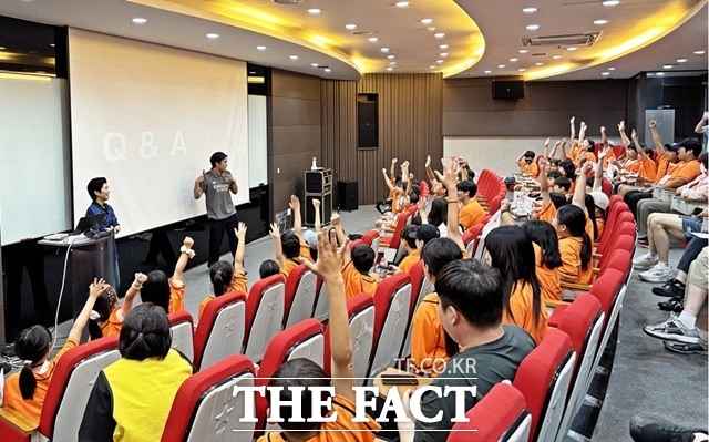 스포츠드림데이에 참가한 아동, 청소년들이 전가을 선수와의 멘토링 토크쇼 Q&A 시간에 손을 들고 질문을 하고 있다./한국스포츠레저