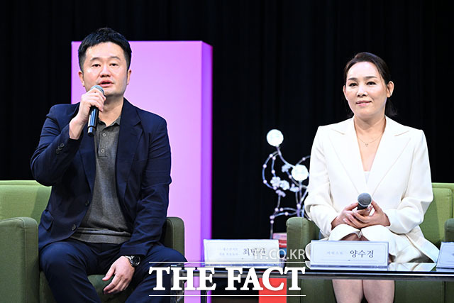 최민선 좋은콘서트 대표 프로듀서와 가수 양수경(오른쪽).