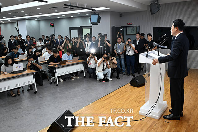 취임 1주년 기자회견 열고 발언하는 장동혁 대표.