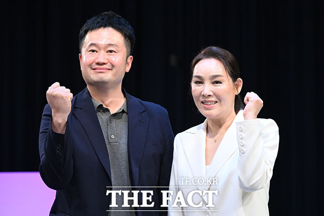 최민선 좋은콘서트 대표 프로듀서와 가수 양수경(오른쪽).