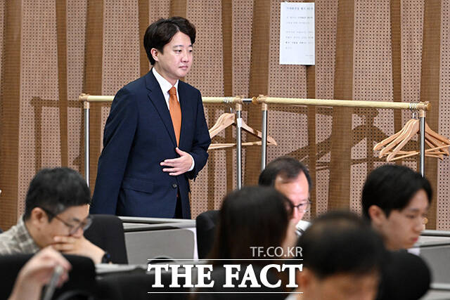 이준석 개혁신당 대표가 26일 오전 서울 여의도 국회 소통관에서 당대표 사퇴 관련 기자회견을 열고 입장을 밝히기 위해 이동하고 있다. /남용희 기자