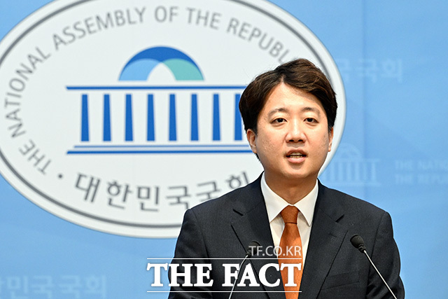 당대표 사퇴 관련 기자회견 열고 입장 밝히는 이준석 대표.