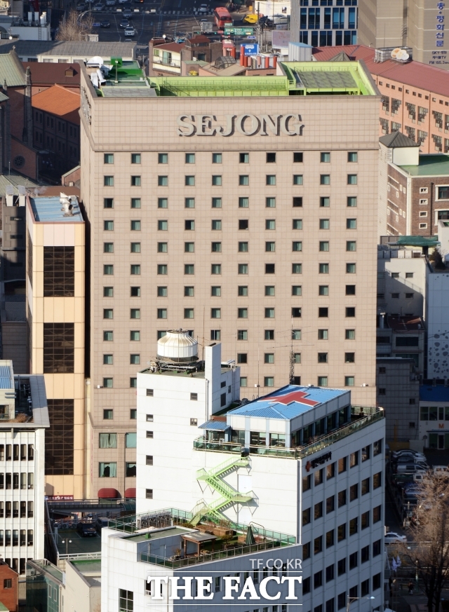 서울 남대문경찰서는 26일 공동퇴거불응 및 업무방해 혐의를 받는 '세종호텔 정리해고 철회를 위한 공동대책위원회'(공대위) 운영위원 등 16명을 지난 20일 송치했다고 밝혔다. /이효균 기자