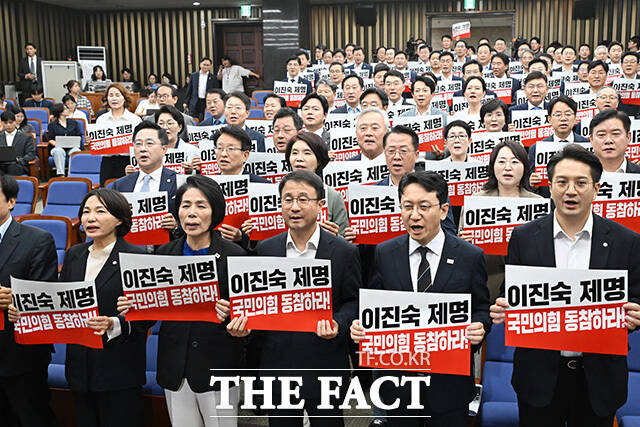 '이진숙 제명, 국민의힘 동참하라' 손피켓 들어보이는 민주당.