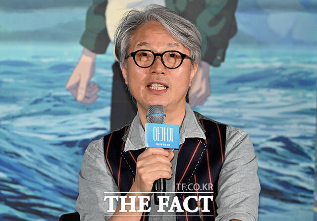 안재훈 감독(왼쪽 네 번째)이 26일 오후 서울 용산구 CGV 용산 아이파크몰에서 열린 영화 '아가미' 언론배급시사회 및 기자간담회에 참석해 취재진의 질문에 답하던 중 웃음을 터뜨리고 있다. 왼쪽부터 배우 김선영, 유재명, 강하늘, 안 감독. /박상민 기자