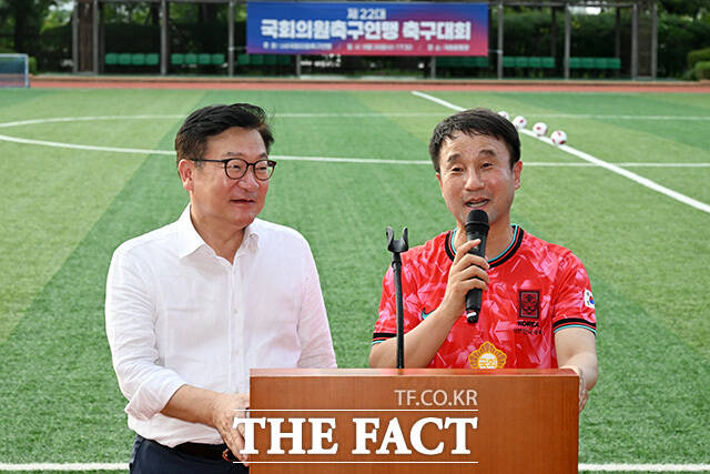 함께 축사하는 정점식 국민의힘 원내대표(왼쪽)와 한병도 더불어민주당 원내대표.