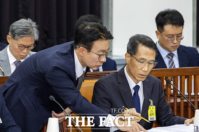 유재성 경찰청장 직무대행이 26일 오전 서울 여의도 국회에서 열린 정보위원회 전체회의에 출석해 회의 시작을 기다리고 있다. /국회사진기자단
