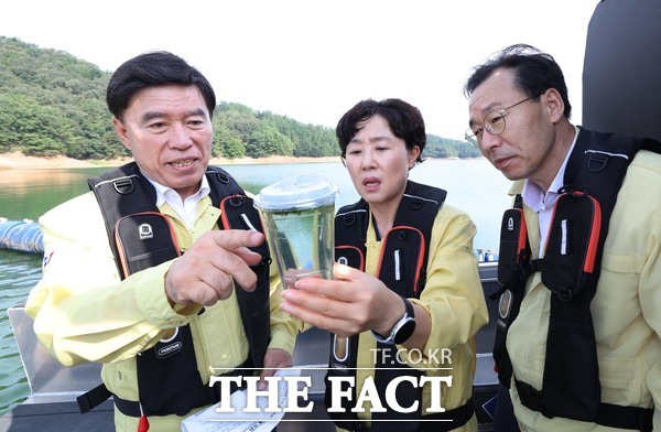 황인호 동구청장이 26일 대청호 추동 수역을 찾아 녹조 발생 현황과 상수원보호구역 관리실태를 점검하고 있다. /대전시 동구