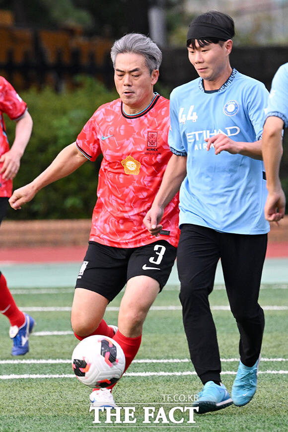 볼다툼 하는 김기표 더불어민주당 의원(왼쪽).