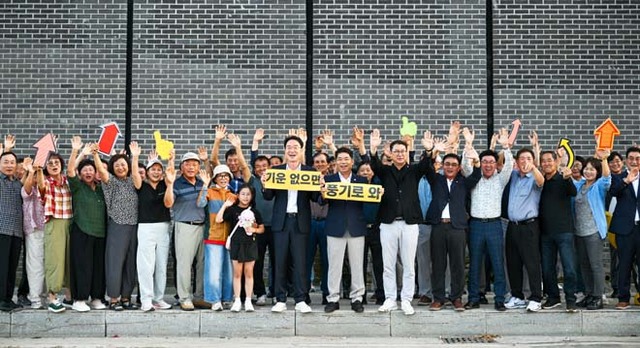 영주시가 25일 영주농산물유통센터 전광판 앞에서 2026 영주 풍기인삼축제 홍보 영상 송출식을 열고 본격적인 홍보에도 나서며 단체기념사진을 찍고 있다. /영주시