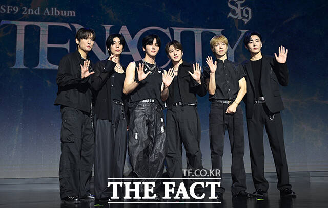 그룹 SF9 인성과 휘영, 영빈, 찬희, 다원, 재윤(왼쪽부터)이 26일 오후 서울 마포구 큐브컨벤션센터에서 열린 정규 2집 발매 쇼케이스에 참석해 포즈를 취하고 있다. /박헌우 기자