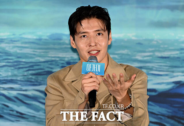 안재훈 감독(왼쪽 네 번째)이 26일 오후 서울 용산구 CGV 용산 아이파크몰에서 열린 영화 '아가미' 언론배급시사회 및 기자간담회에 참석해 취재진의 질문에 답하던 중 웃음을 터뜨리고 있다. 왼쪽부터 배우 김선영, 유재명, 강하늘, 안 감독. /박상민 기자