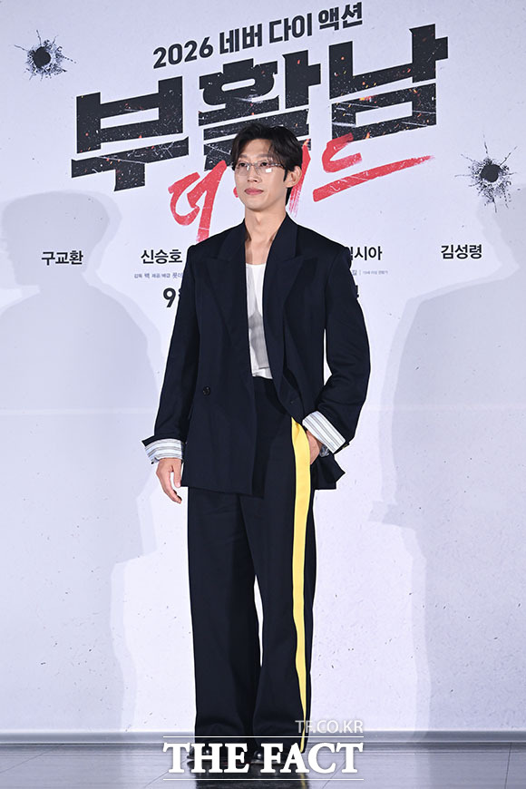 배우 구교환과 신승호, 김시아, 강기영, 백종열 감독(왼쪽부터)이 26일 오전 서울 광진구 롯데시네마 건대입구에서 열린 영화 ‘부활남: 더 레드’ 제작보고회에 참석해 포즈를 취하고 있다. /서예원 기자