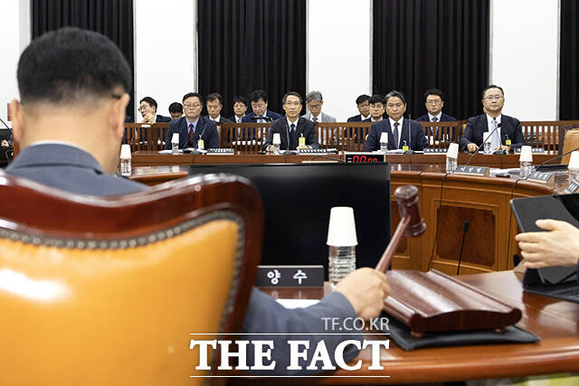 이양수 국회 정보위원회 위원장이 26일 오전 서울 여의도 국회에서 열린 정보위원회 전체회의를 주재하고 있다. 왼쪽부터 박준성 경찰청 국제치안협력국장 직무대리, 유재성 경찰청장 직무대행, 송영호 치안정보국장, 김보준 안보수사심의관. /국회사진기자단