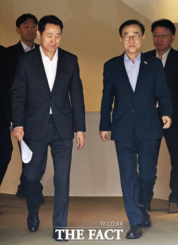 김윤덕 국토교통부 장관(오른쪽)과 오세훈 서울시장이 26일 오전 서울 중구 달개비에서 주택공급 관련 2차 회동을 마친 뒤 악수하고 있다. /이새롬 기자