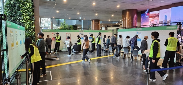 지난 설 연휴 서울시청 1층에 마련된 체력장에서 시민들이 자신의 체력을 측정하고 있다. /서울시