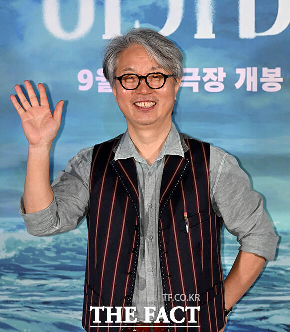 안재훈 감독(왼쪽 네 번째)이 26일 오후 서울 용산구 CGV 용산 아이파크몰에서 열린 영화 '아가미' 언론배급시사회 및 기자간담회에 참석해 취재진의 질문에 답하던 중 웃음을 터뜨리고 있다. 왼쪽부터 배우 김선영, 유재명, 강하늘, 안 감독. /박상민 기자