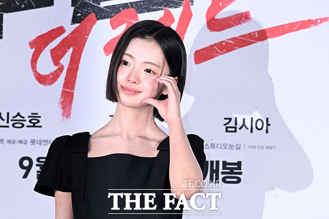 배우 구교환과 신승호, 김시아, 강기영, 백종열 감독(왼쪽부터)이 26일 오전 서울 광진구 롯데시네마 건대입구에서 열린 영화 ‘부활남: 더 레드’ 제작보고회에 참석해 포즈를 취하고 있다. /서예원 기자