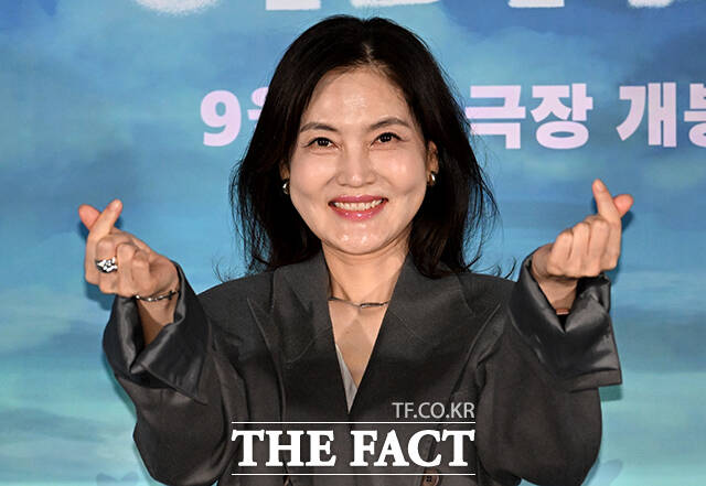 안재훈 감독(왼쪽 네 번째)이 26일 오후 서울 용산구 CGV 용산 아이파크몰에서 열린 영화 '아가미' 언론배급시사회 및 기자간담회에 참석해 취재진의 질문에 답하던 중 웃음을 터뜨리고 있다. 왼쪽부터 배우 김선영, 유재명, 강하늘, 안 감독. /박상민 기자
