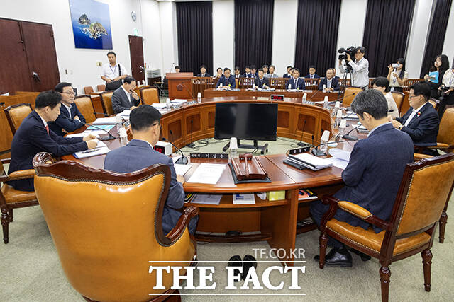 유재성 경찰청장 직무대행이 26일 오전 서울 여의도 국회에서 열린 정보위원회 전체회의에 출석해 회의 시작을 기다리고 있다. /국회사진기자단