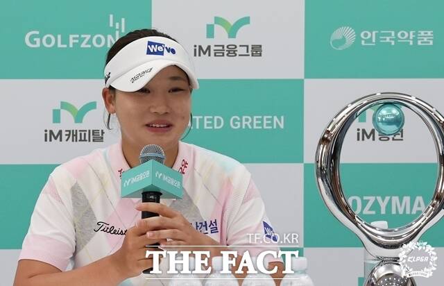 김민솔이 지난 4월 iM 금융 오픈에서 올시즌 첫번째 우승을 차지한 뒤 공식 인터뷰를 하고 있는 모습./KLPGA 제공
