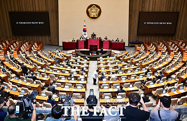 국회의원(이진숙) 제명 촉구 결의안 가결 선포하는 조정식 국회의장.