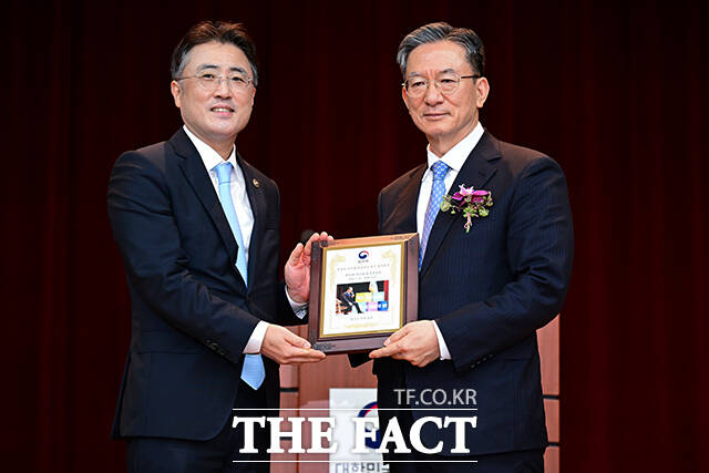 정성호 장관이 이임식을 마친 후 진행된 기념촬영에서
