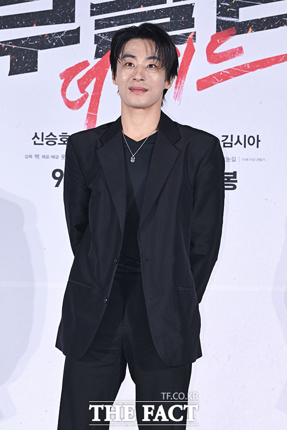 배우 구교환과 신승호, 김시아, 강기영, 백종열 감독(왼쪽부터)이 26일 오전 서울 광진구 롯데시네마 건대입구에서 열린 영화 ‘부활남: 더 레드’ 제작보고회에 참석해 포즈를 취하고 있다. /서예원 기자