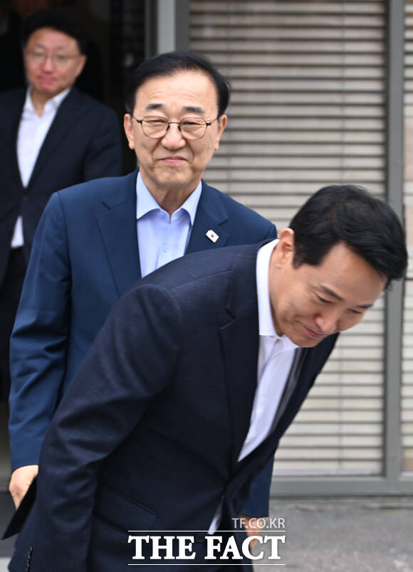 김윤덕 국토교통부 장관(오른쪽)과 오세훈 서울시장이 26일 오전 서울 중구 달개비에서 주택공급 관련 2차 회동을 마친 뒤 악수하고 있다. /이새롬 기자
