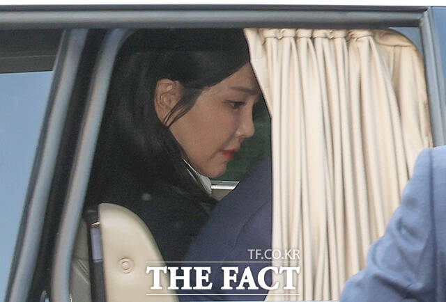 김건희 여사가 영부인 시절 외국 국빈과의 관저 티타임용으로 1300만원대 그릇을 사비로 구입했다는 법정 증언이 나왔다. 김 여사가 지난해 4월 서울 용산구 대통령 관저를 떠나고 있다. /서예원 기자