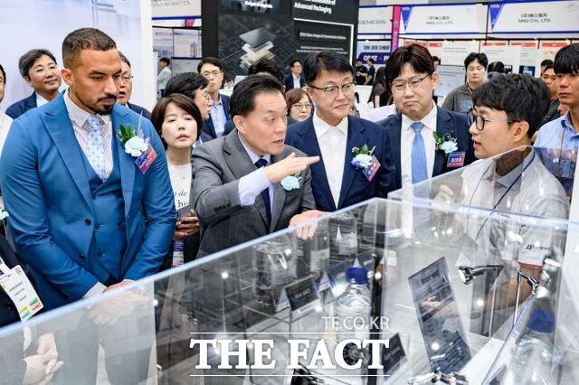 26일 행사장 둘러보는 이재준 시장 /수원시