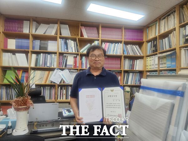 김인환 대전미술협회 회장이 26일 한국효문화진흥원으로부터 '칭찬·감사 릴레이' 대상자로 선정돼 '효행감사장'을 받았다. /한국효문화진흥원