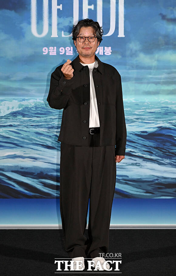안재훈 감독(왼쪽 네 번째)이 26일 오후 서울 용산구 CGV 용산 아이파크몰에서 열린 영화 '아가미' 언론배급시사회 및 기자간담회에 참석해 취재진의 질문에 답하던 중 웃음을 터뜨리고 있다. 왼쪽부터 배우 김선영, 유재명, 강하늘, 안 감독. /박상민 기자