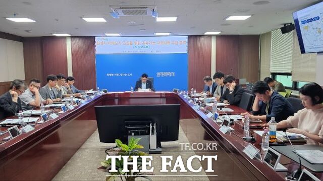 26일 화성시청 상황실에서 화성시 미래도시 조성을 위한 지속가능 교통계획 수립 용역 착수보고회가 열리고 있다. /화성시