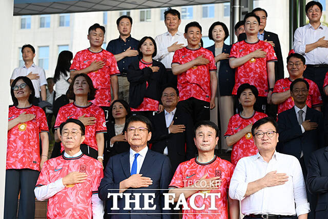 국회 운동장에서 열린 국회의원 축구대회 참석한 조정식 국회의장과 국회의원 축구연맹 회장으로 취임한 서삼석 더불어민주당 의원, 한병도 더불어민주당 원내대표, 정점식 국민의힘 원내대표(앞줄 왼쪽부터) 및 의원들.